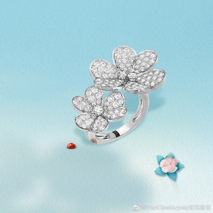 Frivole Between the Finger Ring