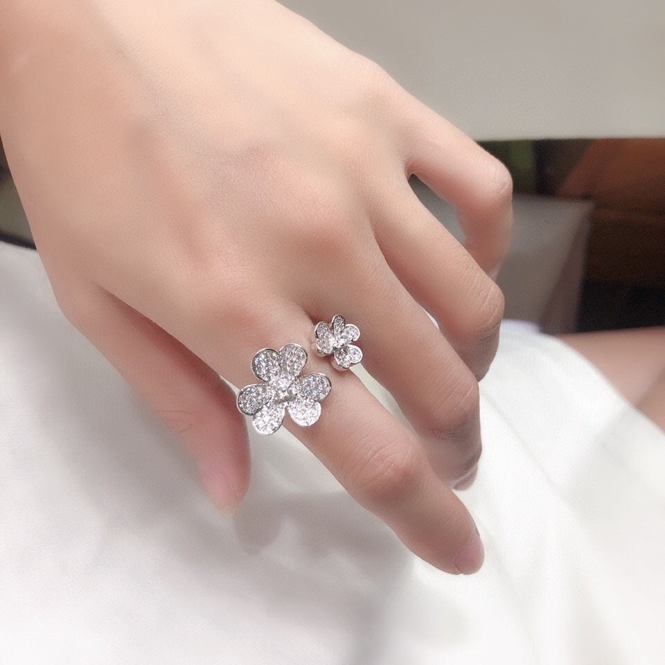 Frivole Between the Finger Ring