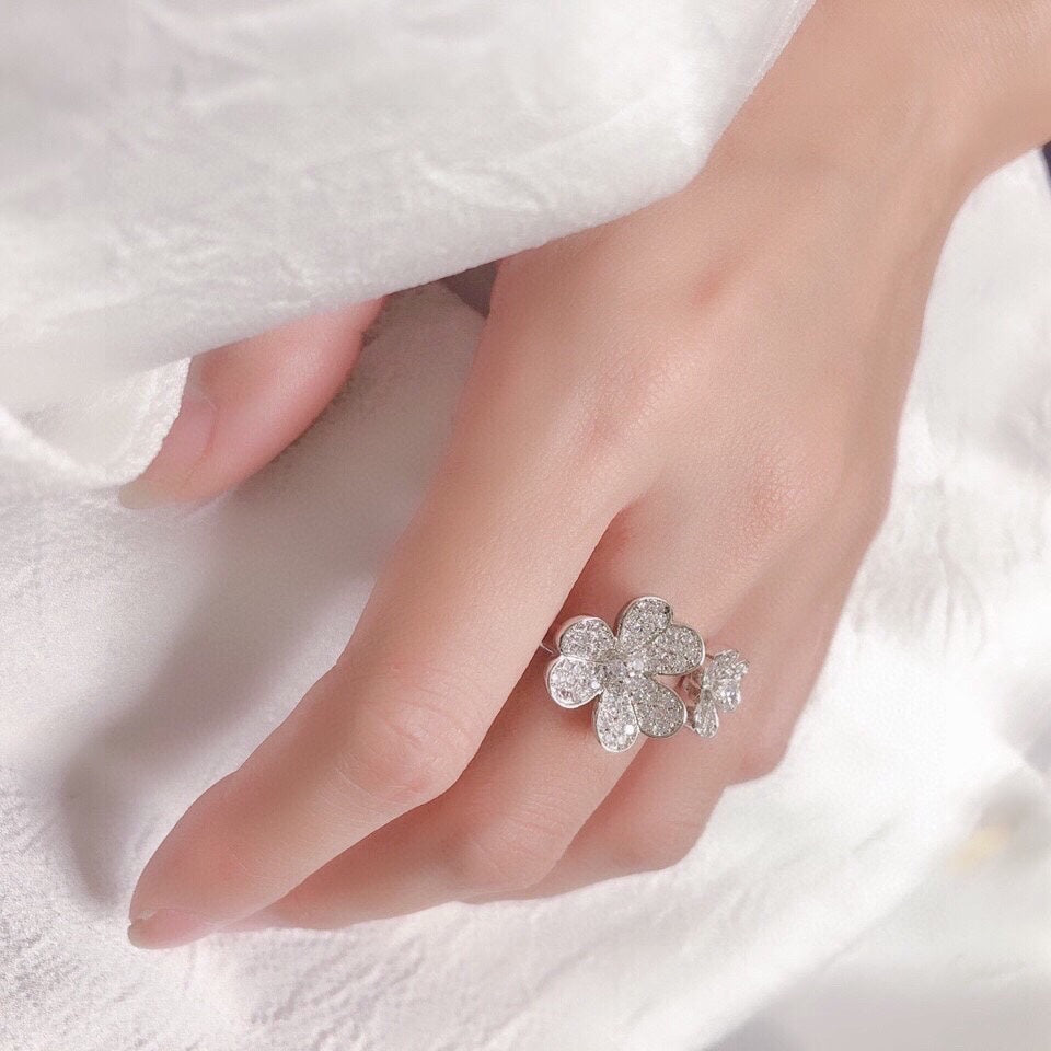 Frivole Between the Finger Ring