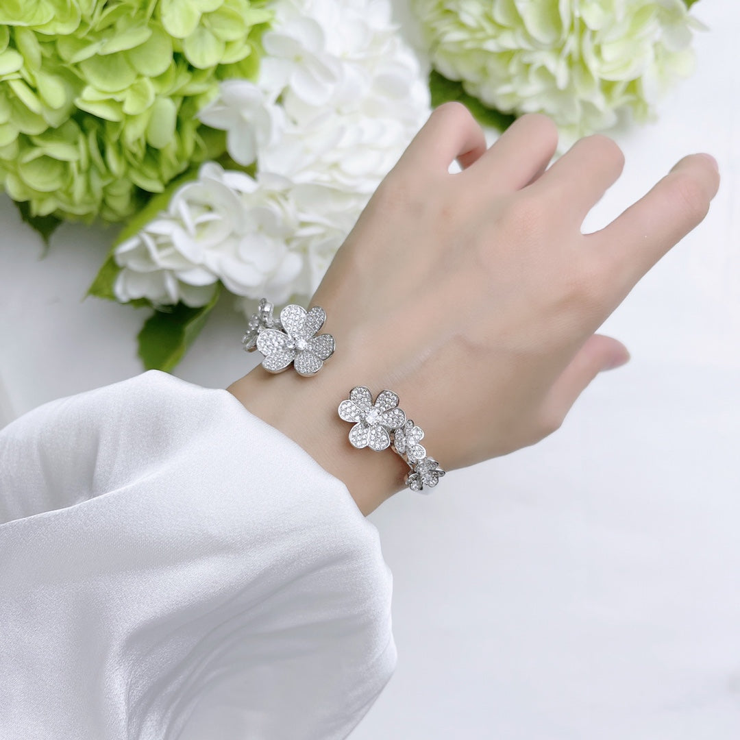 Frivole Seven Flowers Diamonds Bracelet
