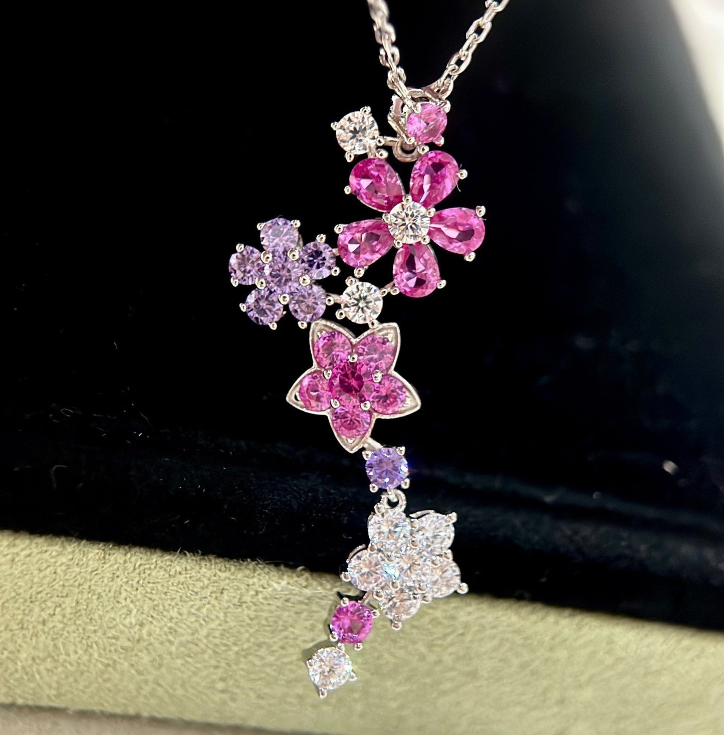 Folie Des Prés Pendant Necklace