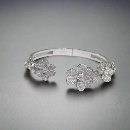 Frivole Seven Flowers Diamonds Bracelet