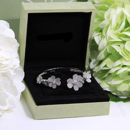 Frivole Seven Flowers Diamonds Bracelet